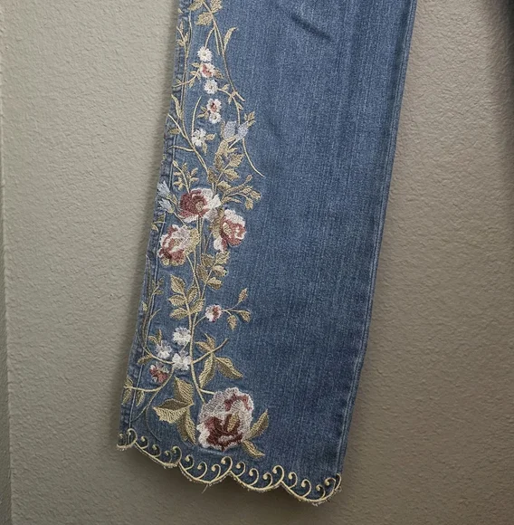 Embroidered light wash denim jeans size 4 - Picture 2 of 10